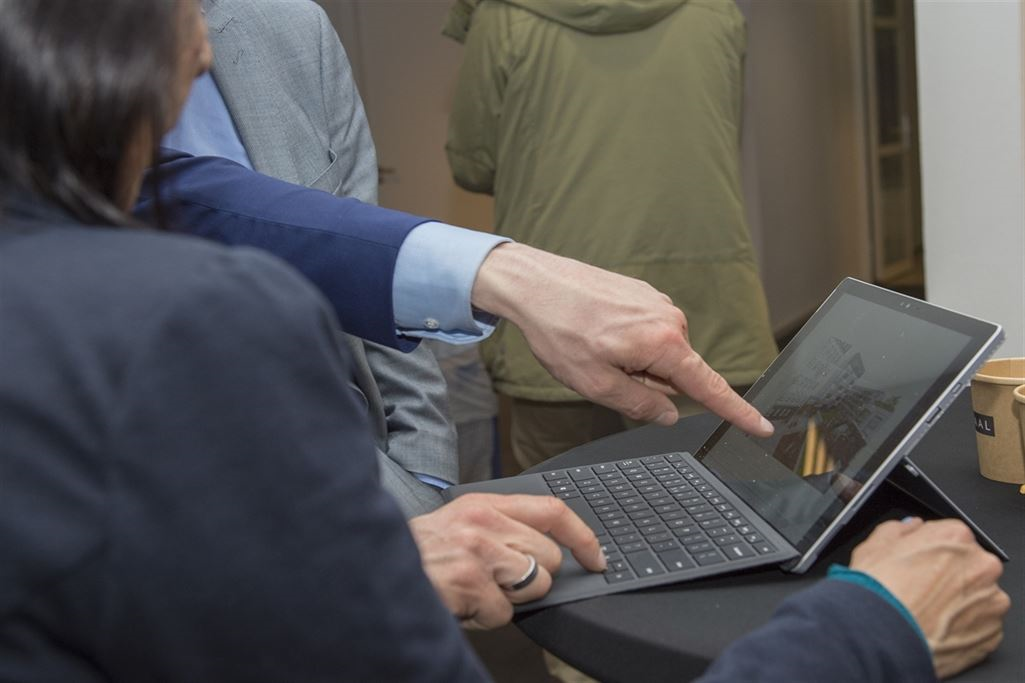  Tekst bij foto voor slechtzienden: Foto van mensen aan het werk op een laptop. 